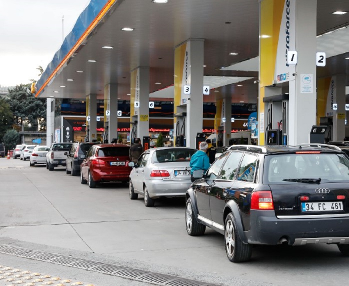 Bu geceden itibaren geçerli olmak üzere benzine 1,79 TL zam bekleniyor.