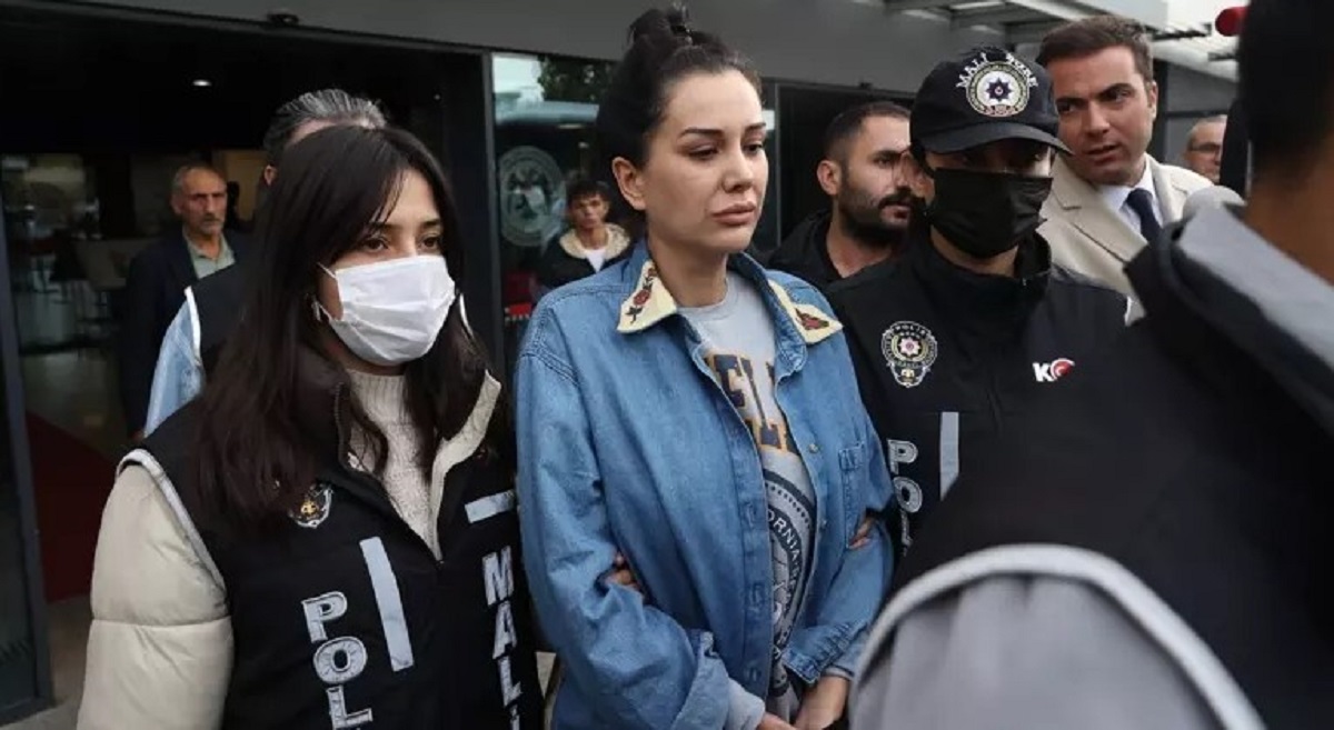 Ünlü fenomen, sosyal medya hesaplarını kullanamasa da, çalışanlarına paylaşımlar yaptırmayı ihmal etmiyor. Kocası Engin Polat’a olan aşkını da her fırsatta dile getiriyor. Ancak bu yılki kutlama biraz daha farklıydı. Dilan Polat, kocası Engin Polat ile bir fotoğrafını paylaştı ve “seni çok seviyorum” notunu ekledi.