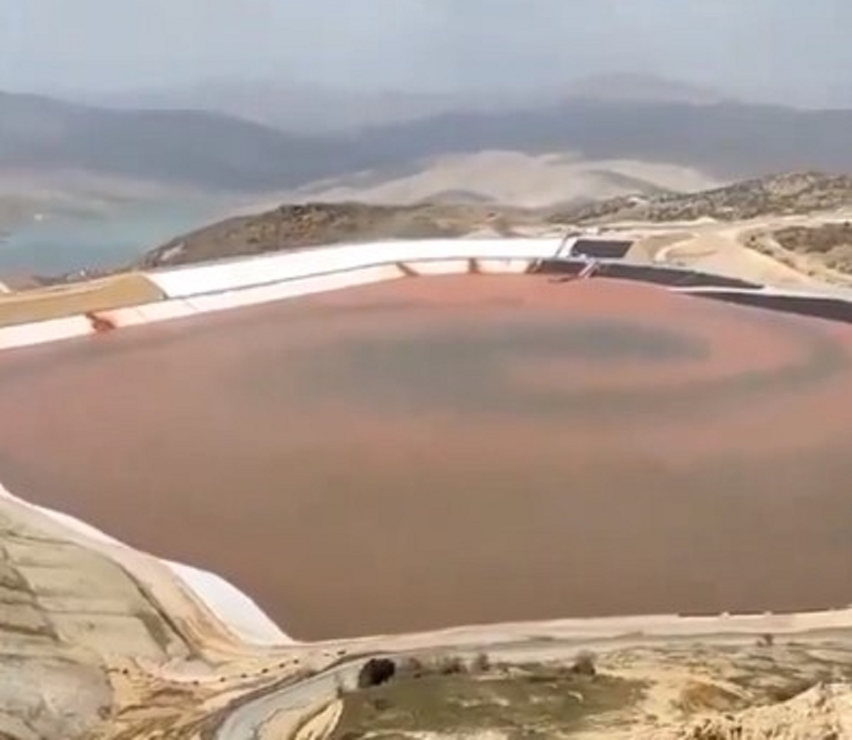 Heyelanın ardından sosyal medyada bazı görüntüler paylaşıldı. Görüntülerde, heyelan sonucu siyanürlü toprağın Fırat Nehri'ne aktığı iddia edildi. Bu iddialar, bölgede yaşayan vatandaşları tedirgin etti. Ancak yetkililer, siyanür iddialarını yalanladılar. Cumhurbaşkanlığı İletişim Başkanlığı Dezenformasyonla Mücadele Merkezi, yaptığı açıklamada, "Erzincan'da bir altın madeninin alanında meydana gelen toprak kayması sonucu siyanürlü toprak Fırat Nehri'ne aktı iddiası doğru değildir. İddiaya konu görüntüler, Fırat Nehri ya da herhangi bir baraja değil, Erzincan'ın İliç ilçesinde bulunan altın madeninin atık havuzuna aittir." dedi. Açıklamada, toprak kaymasının ardından nehre herhangi bir malzemenin ulaşması veya karışmasının söz konusu olmadığı, bölgede meydana gelen toprak kaymasının, maden alanındaki atık havuzu ile herhangi bir ilgisi bulunmadığı belirtildi.
