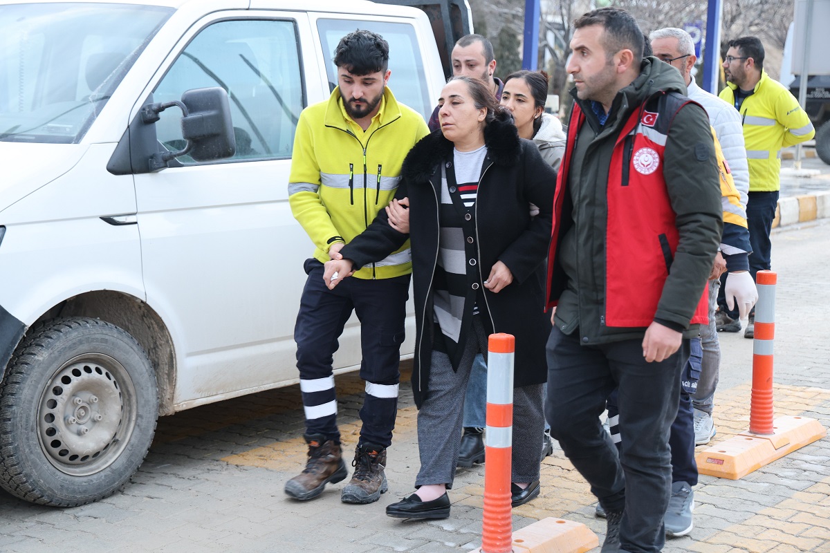 Maden sahasında çalışan 667 işçiden 9'u, heyelan sırasında toprak altında kaldı. Olay yerine çevre illerden çok sayıda arama kurtarma ekibi sevk edildi. İçişleri Bakanı Ali Yerlikaya, NTV'ye yaptığı açıklamada, kayıp işçilere ulaşmak için çalışmaların titizlikle sürdüğünü söyledi. Yerlikaya, kazanın, maden sahasında biriken büyük miktarda toprağın kayması sonucu meydana geldiğini belirterek, "8-10 dönümlük toprak kütlesi 100 dönümlük alana yayıldı" dedi. Maden sahasında 827 personelin katılımıyla arama kurtarma çalışması devam ederken, olaya ilişkin adli soruşturma başlatıldı.