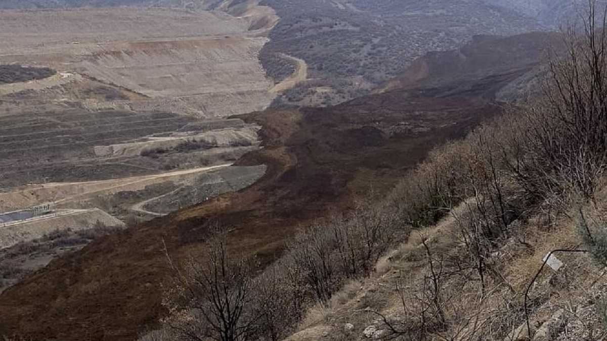 Çevre, Şehircilik ve İklim Değişikliği Bakanlığı da yaptığı açıklamada, Erzincan İliç'te meydana gelen maden kazasında toprak altında kalan işçilere bir an evvel sağ salim ulaşılmasının temenni edildiğini belirterek, devletin tüm imkanlarıyla sahada olduğunu ifade etti. Bakanlık, arama kurtarma çalışmalarının AFAD koordinasyonunda devam ettiğini bildirdi. Bakanlık, ayrıca, toprak kaymasının hemen ardından bölgeye denetim ekipleri sevk ettiklerini, toprak kayması sırasında akan malzemenin Fırat Nehri'ne ulaşmasının engellenmesi amacıyla Sabırlı Deresi'nin Fırat Nehri'ne ulaştığı menfezin kapaklarını kapattırdıklarını, ekiplerin sahada çalışmalarını sürdürdüğünü, gelişmeleri hassasiyetle takip ettiklerini açıkladı.