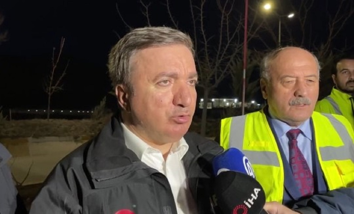 Erzincan Valisi Hamza Aydoğdu da maden ocağında yaşanan toprak kaymasına ilişkin bölgede gazetecilere yaptığı açıklamada, tüm ekiplerin olay yerinde olduğunu söyledi. Doğru bilgiler için vatandaşların resmi kaynaklara itibar etmesini isteyen Aydoğdu, "Şu anda önemli olan bu toprak altında kalan vatandaşlarımıza ulaşmaktır. Onun için de tüm ekiplerimiz seferber olmuştur. İnşallah en kısa zamanda onlara ulaşacağız." dedi.

(AA/İHA)