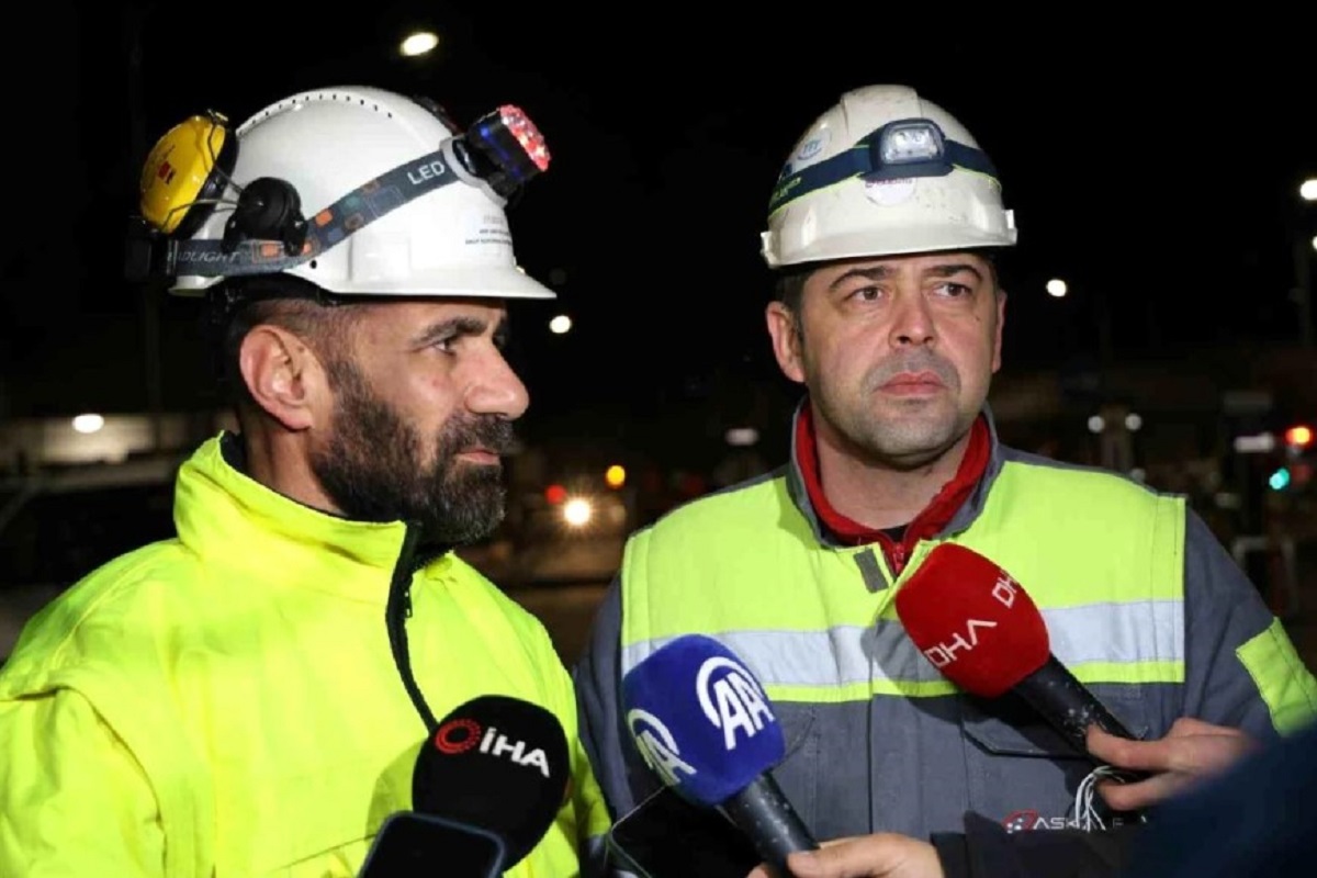 Anagold Madencilik Sanayi ve Ticaret A.Ş.'nin 2010 yılı aralık ayından itibaren altın üretimi yaptığı Erzincan'ın İliç ilçesindeki Çöpler Madeni'nde dün saat 14.30 sıralarında toprak kayması meydana geldi.



Erzincan’ın İliç ilçesinde maden sahasında dün saat 14.30 sıralarında meydana gelen heyelan sonrası yetkililer ilk andan itibaren harekete geçti. Bölgeye Erzincan, Erzurum, Sivas, Rize, Malatya, Giresun, Diyarbakır, Tokat ve Tunceli'den AFAD, UMKE, Kızılay'dan 827 kişilik ekip sevk edildi.



Maden sahasında meydana gelen faciada 9 işçinin toprak altında kaldığı belirtildi. Olay yerinde çalışmalarını sürdüren ekipler, toprak altında kalan işçilere ulaşmak için yoğun çaba harcıyor.