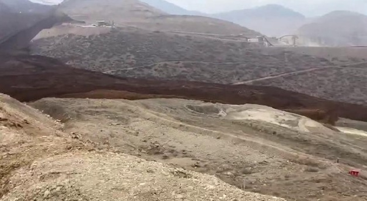 Çöpler Madeni, 2022 yılında da siyanür sızıntısı nedeniyle gündeme gelmişti. Bölgenin sızıntının ardından temizlendiği belirtilmişti. Dün yaşanan toprak kayması sonrası, siyanürün Fırat Nehri’ne karışma ihtimali ortaya çıktı. Çevre, Şehircilik ve İklim Değişikliği Bakanlığı, bu tehlikeye karşı önlem aldıklarını duyurdu. Bakanlık, toprak kayması sırasında akan malzemenin Fırat Nehri’ne ulaşmasını engellemek için Sabırlı Deresi’nin Fırat Nehri’ne ulaştığı menfezin kapaklarını kapattıklarını açıkladı.