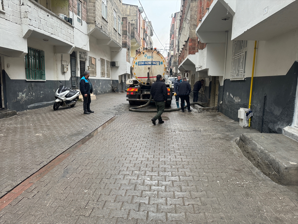 Şiddetli yağmurun etkili olduğu Şanlıurfa’da okullar 1 günlüğüne tatil edildi. Şanlıurfa Valiliği, bugün sağanak nedeniyle il genelinde eğitime 14 Şubat Çarşamba ara verildiğini duyurdu. Valilikten yapılan açıklamada, "Bugün ilimizde görülecek aşırı yağış nedeniyle ilk ve orta dereceli bütün okullarımızda eğitim ve öğretime bir gün süreyle ara verilmiştir." ifadesi kullanıldı.