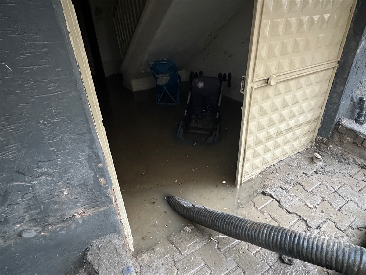 Şanlıurfa’da yaşanan kuvvetli yağmurun ardından bir mahalle adeta sular altında kaldı. Haliliye ilçesine bağlı Süleymaniye Mahallesi ise adeta suların altında kaldı. Mahallede çok sayıda ev su baskını yaşandı. Mahsur kalan vatandaşlar ise kepçe yardımı ile kurtarıldı. Çok sayıda kişinin ise mahallede balkonlarda beklediği görüldü.