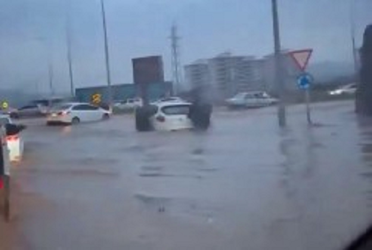Şanlıurfa’da yaşanan kuvvetli yağmurun ardından bir mahalle adeta sular altında kaldı. Haliliye ilçesine bağlı Süleymaniye Mahallesi ise adeta suların altında kaldı. Mahallede çok sayıda ev su baskını yaşandı. Mahsur kalan vatandaşlar ise kepçe yardımı ile kurtarıldı.