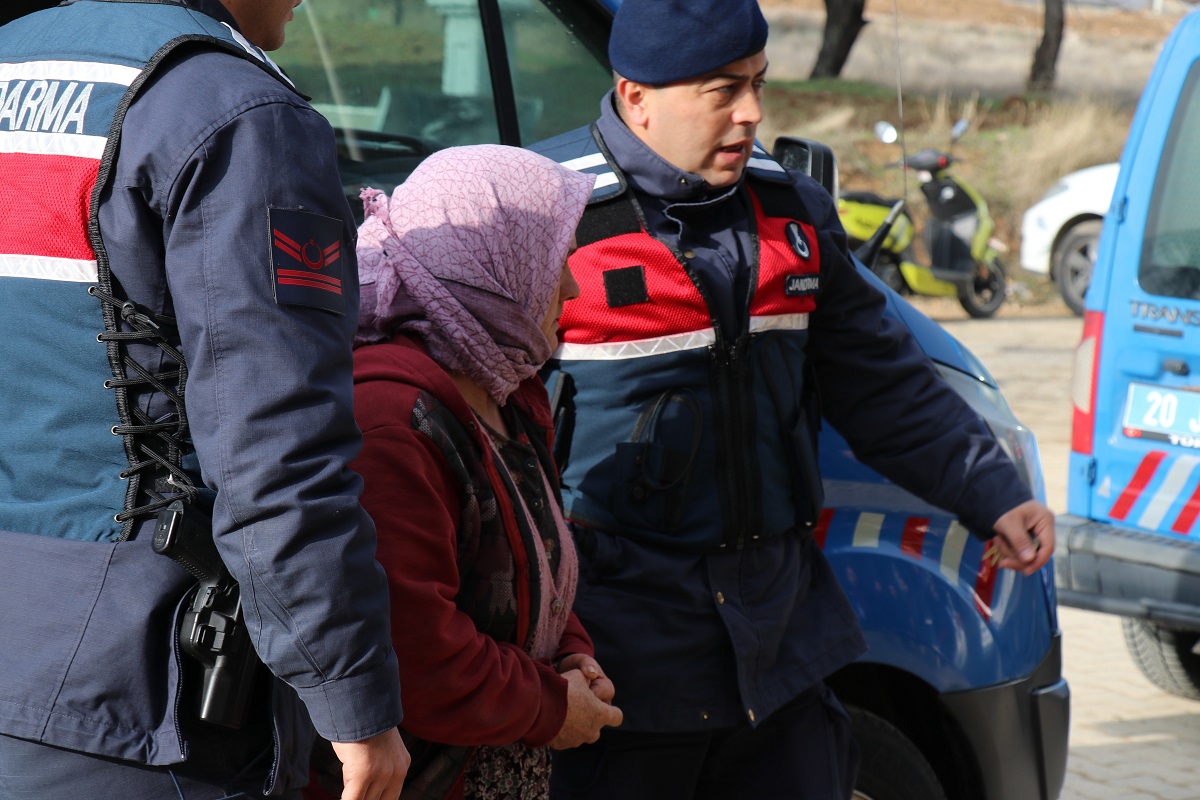 Şüphelilerin, ‘Kasten adam öldürmek’ suçlamasıyla mahkemeye sevk edilecekleri öğrenildi. Bu olay, bir kez daha komşuluk ilişkilerinin ne kadar tehlikeli olabileceğini gösterdi.