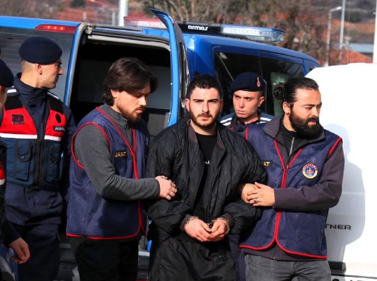 Cinayetle ilgili olarak, Demirten ile geçmişte husumet yaşayan komşuları Hasan G., eşi Makbule G., oğlu Cihan G. ve kızı Serap G. gözaltına alındı. Şüpheliler, jandarma karakolunda sorgulandı ve Cihan G., suçunu itiraf etti.