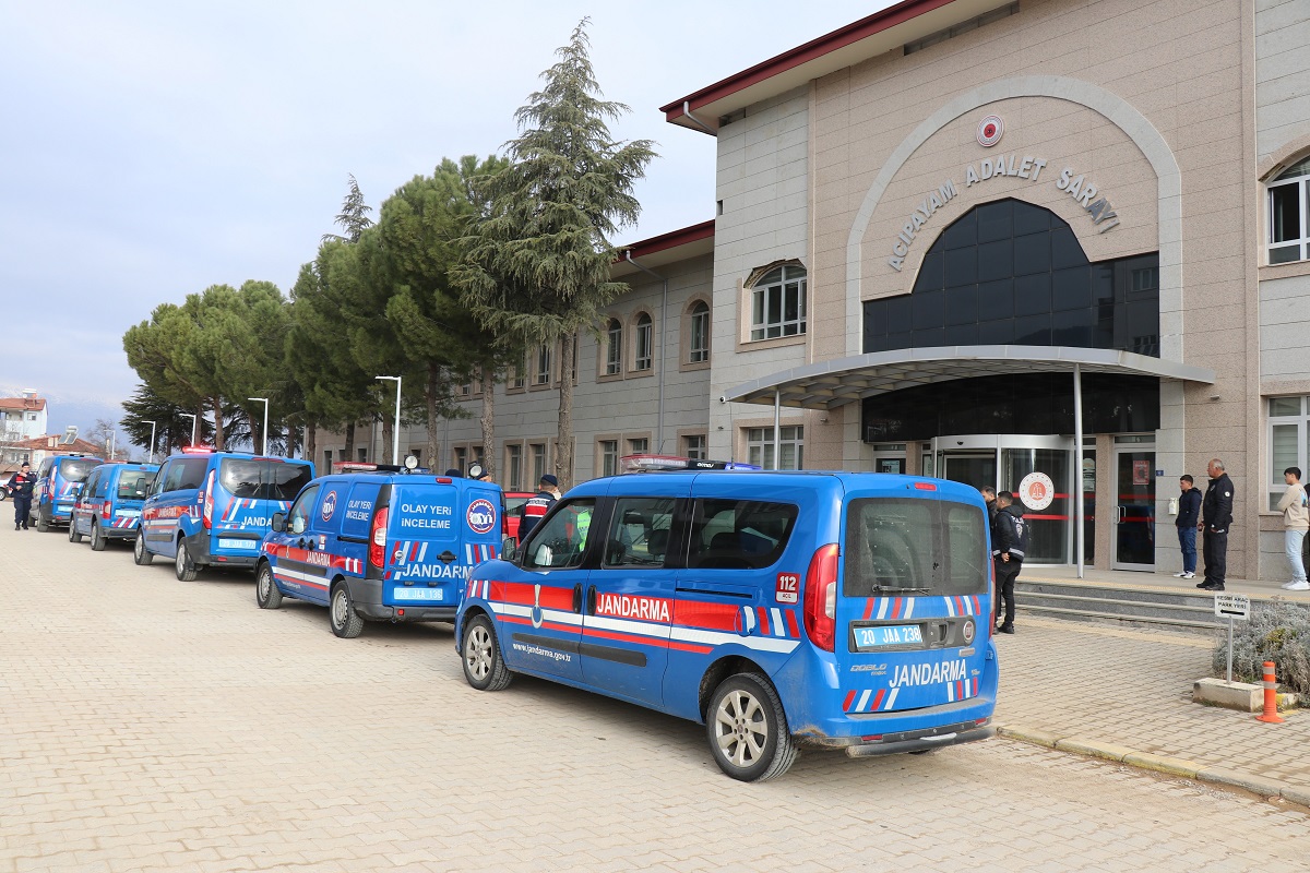 Jandarma, olay yerinde toplanan deliller ve kaza yaptığı iddia edilen motosikletin kırık bir parçasının bulunmaması üzerine, olayın bir cinayet olduğunu düşündü.