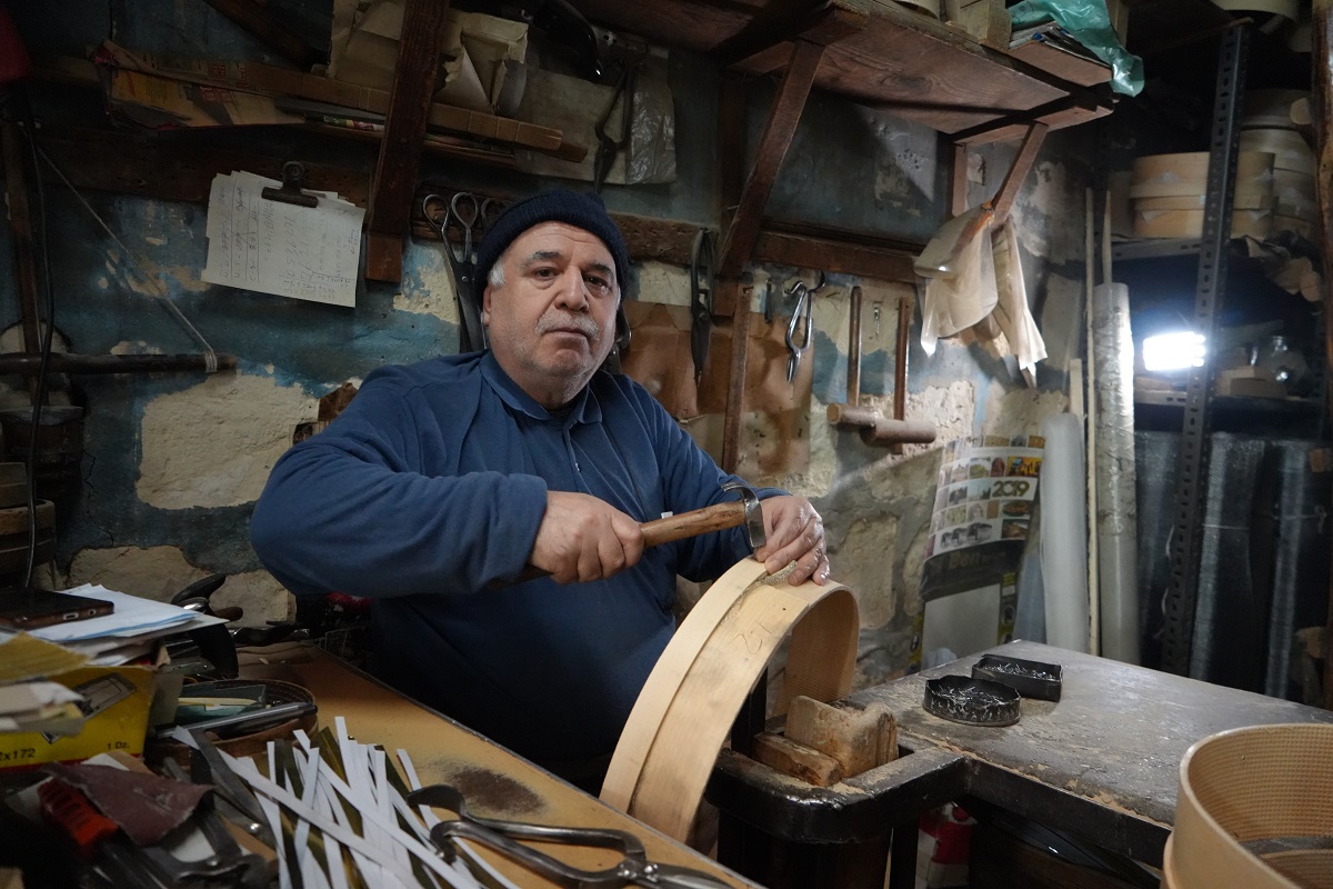  Bu durum, hem bu geleneksel mesleğin devamını hem de el yapımı eleklerin geleceğini tehdit ediyor. Elek Ustası Mehmet Ekşiler, eleklerin çeşitlerini ve meşakkatli yapım aşamasını anlatırken, “Önceden günde 400 adet yapıyorduk. Şimdi günde 1 adet bile yapamaz hale geldik” dedi.