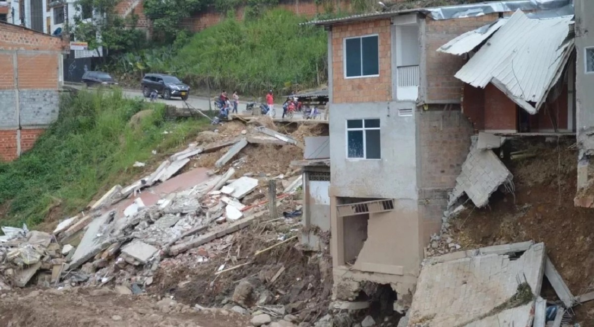 Deprem, başkent dâhil olmak üzere çevre bölgelerde de hissedildi. Deprem sonrası herhangi bir tsunami uyarısı yapılmadı.
