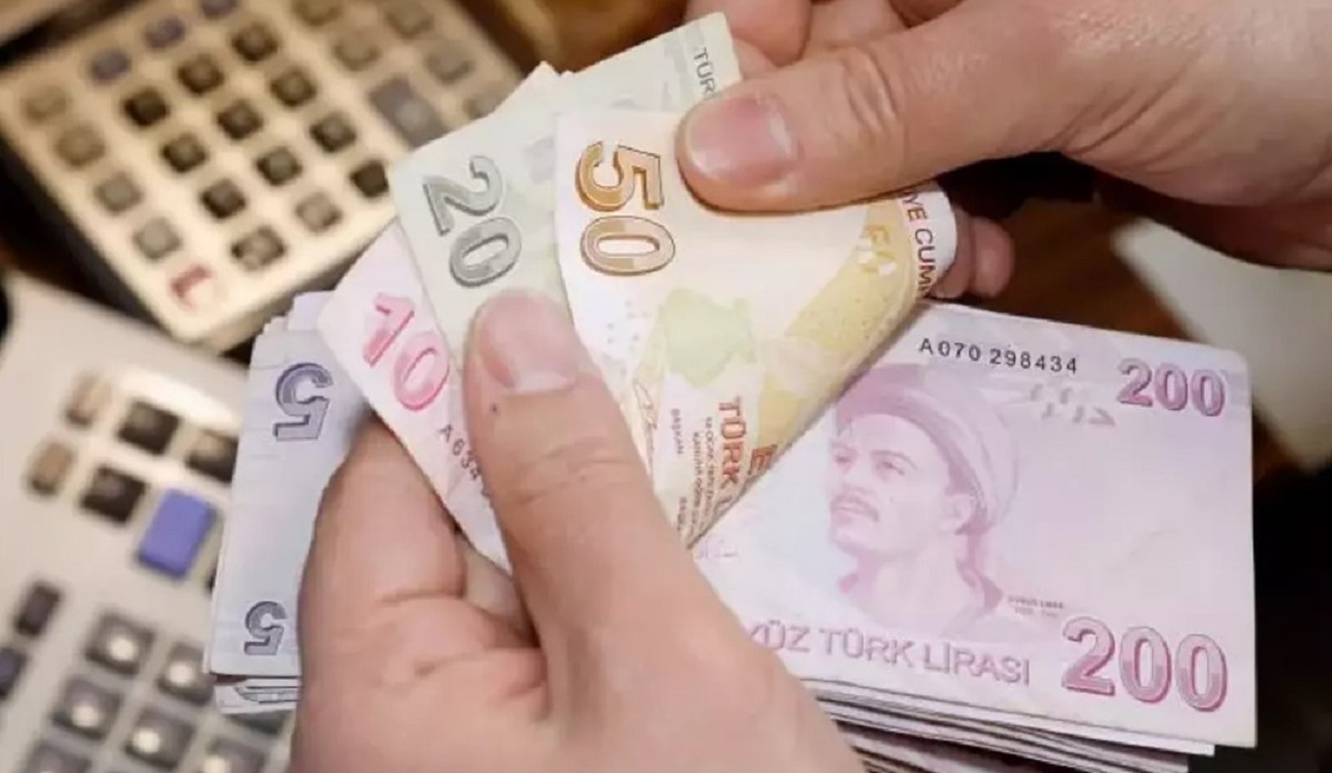 Erdoğan, emeklilere bayram ikramiyesi olarak yüzde 50'lik bir zam yaptıklarını söyledi. Buna göre, geçen yıl 2 bin lira olan bayram ikramiyesi bu yıl 3 bin lira olacak. Erdoğan, bu zammın emeklilerin alım gücünü artıracağını ifade etti.