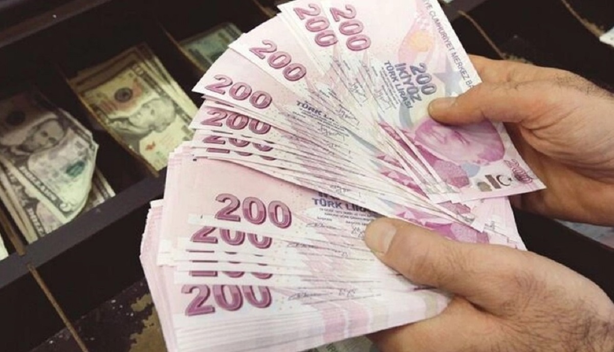 Bayram ikramiyesine yapılacak zam oranının açıklanmasının ardından, yılda iki kez verilen ikramiyelerle ilgili önemli bir detay ortaya çıktı

31 Mart'a kadar emeklilik için başvuran EYT'liler ve diğer sigortalılar, işlemleri tamamlanmamış olsa bile hem Ramazan Bayramı ikramiyesinden hem de Kurban Bayramı ikramiyesinden yararlanabilecekler. Ancak, Nisan ve Mayıs aylarının sonuna kadar başvuran EYT'liler ve sigortalılar sadece Kurban Bayramı ikramiyesinden yararlanabilecekler.