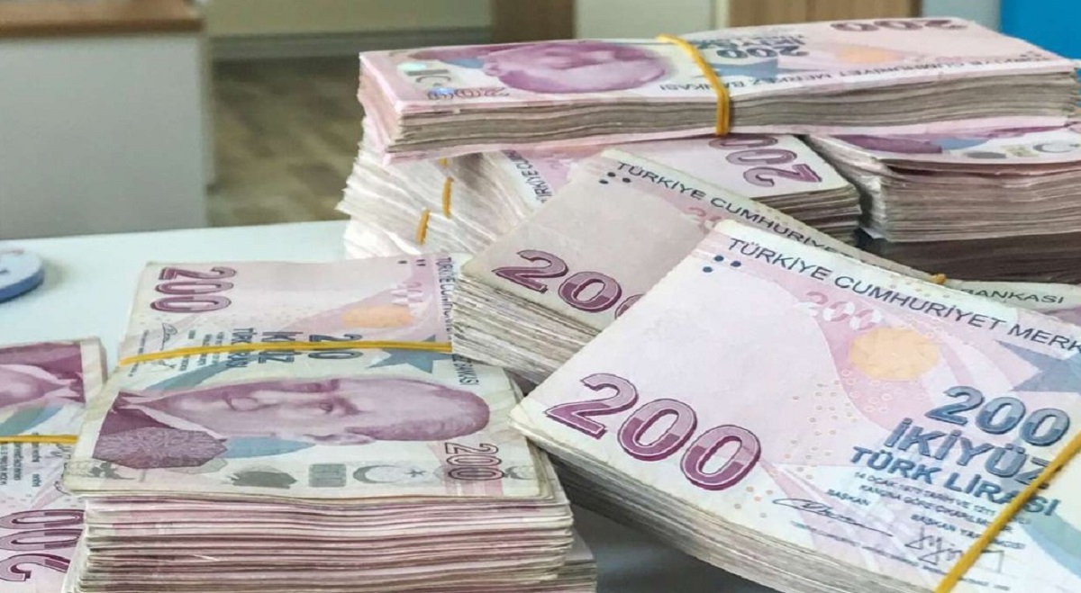 1 Nisan itibariyle maaş almaya hak kazanmış ya da kazanacak olan tüm emekliler, Ramazan Bayramı ikramiyesini alacaklar. Bu durum, 31 Mart tarihine kadar emeklilik için başvuran EYT'liler ve diğer sigortalıları da kapsıyor. İşlemleri tamamlanmamış olsa bile, bu kişiler Ramazan Bayramı ikramiyesini alabilecekler.