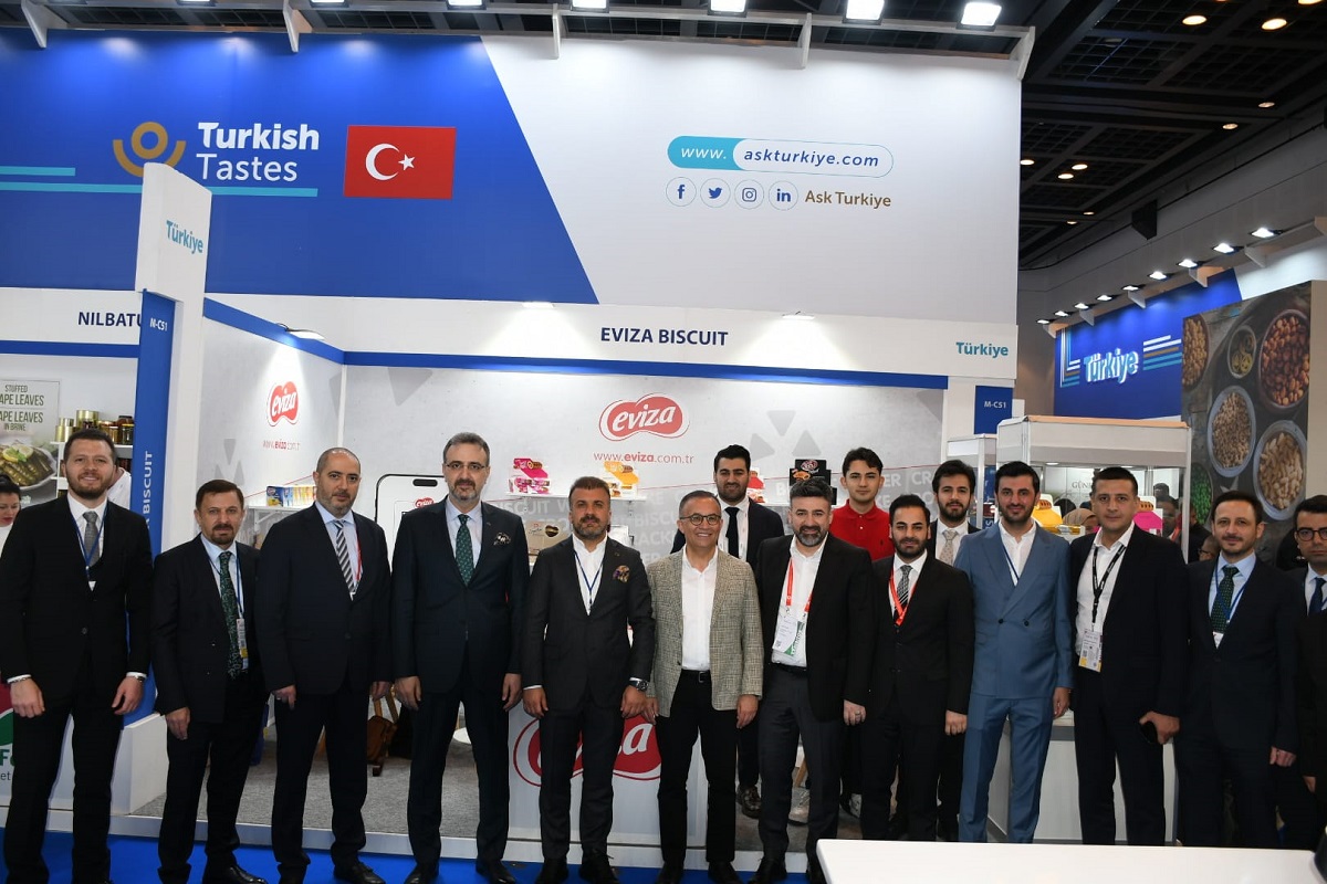 Vali Kemal Çeber'den İhracatçılara Dubai Morali!