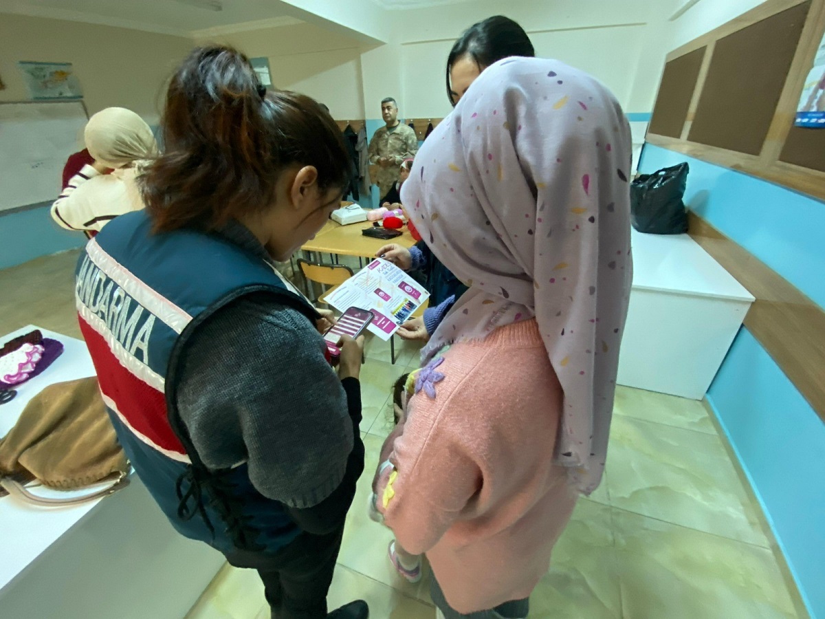 Jandarma Gaziantepli Kadınlara KADES Uygulamasını Anlattı!