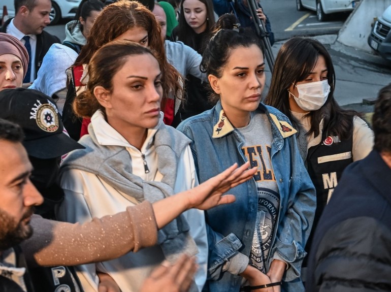 İddianame mahkemeye gönderildi ve mahkemenin kabul etmesi halinde Polat çifti önümüzdeki günlerde hakim karşısına çıkacak. Bu durum, Polat ailesinin başını ağrıtan bir başka dava olacak gibi görünüyor.