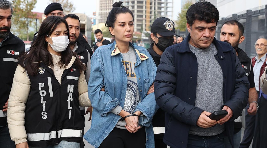 Polat ailesinin komşusu Metin A., evine geldiğinde, Polat ailesinin misafirlerinin araçlarının geçiş güzergahına park edilmesi nedeniyle aracını park edecek yer bulamadı ve sokak üzerine park etmek zorunda kaldı.