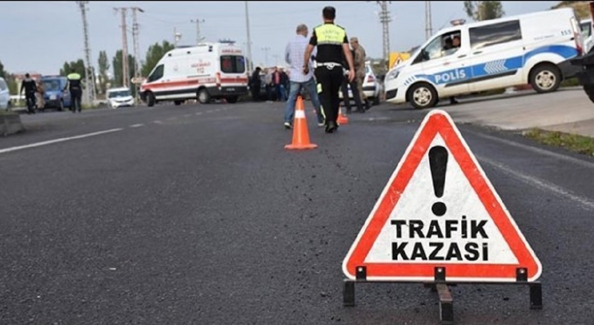 Çarpışmanın etkisiyle Bertu K. yola savruldu, Muaz Ali H. refüjdeki ağaçlara çarparak yaralandı ve Muhammet G. ise hafif yaralar aldı.