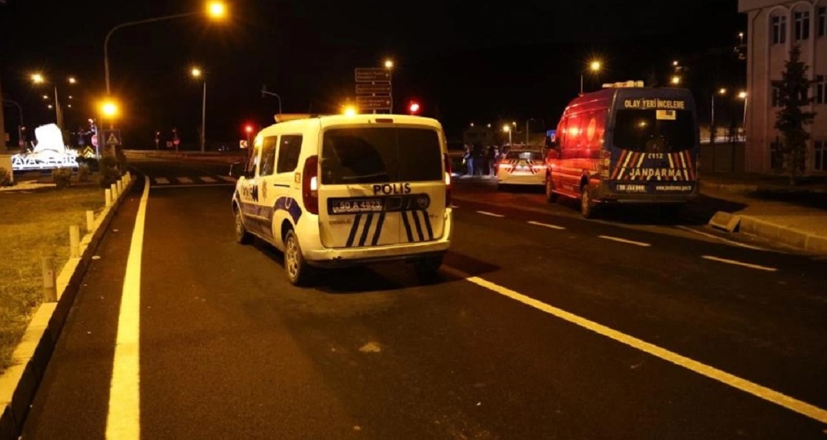 Kazayı gören vatandaşların durumu polise ve sağlık ekiplerine bildirmesi üzerine olay yerine gelen sağlık ekipleri, ilk müdahalelerin ardından yaralıları Çanakkale Onsekiz Mart Üniversitesi Hastanesi’ne kaldırdı.Polis ekipleri, kazayla ilgili inceleme başlattı.
