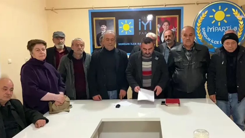 İYİ Parti Sorgun ilçe yöneticisi Durak Kaya, partide yaşanan büyük bir krizi duyurdu. Kaya, ilçe teşkilatının hiçbir gerekçe gösterilmeden görevden alındığını belirterek, bu durumun 400'den fazla üyenin istifasına yol açtığını ifade etti.