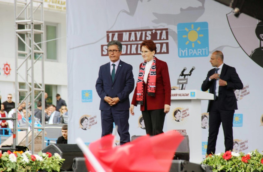 Parti binasında yapılan basın toplantısında konuşan Kaya, "İlçe yönetimi olarak, 400'ü aşkın üye ile birlikte istifa ettik. Ancak görevden alma kararının gerekçesi Genel Merkez tarafından bize iletilmedi. Bu, bizleri oldukça şaşırttı ve üzdü. Özellikle genel seçimlerde elde ettiğimiz başarıyı göz önünde bulundurduğumuzda, yaşanan bu durumun haklı bir gerekçesi olmadığını düşünüyoruz" şeklinde konuştu.