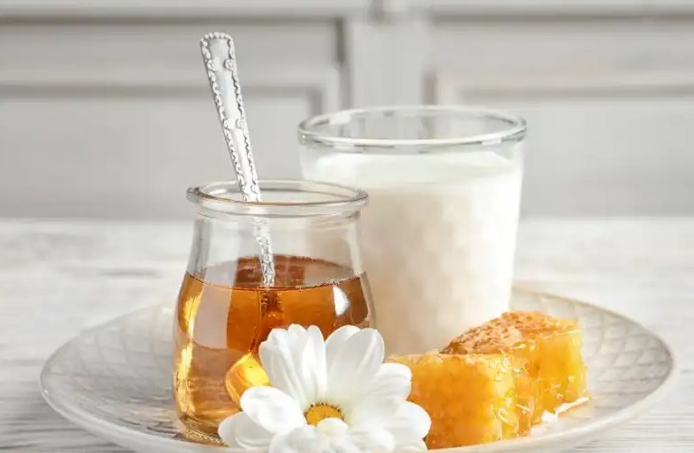 Balın içerdiği doğal enzimler, vitaminler ve diğer faydalı maddeler, yüksek sıcaklıklarda kaynatıldığında zarar görür. Bu nedenle, ballı süt hazırlanırken sıcaklığın 80 derecenin altında olmasına dikkat edilmelidir.