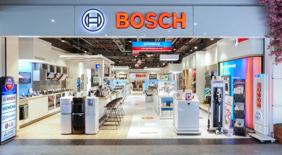 İşten çıkarmaların temel nedeni olarak ekonomik zorluklar ve enflasyon gösterilirken, Almanya'da bu yıl en az 450 kişinin doğrudan etkileneceği ifade edildi. Bosch'un son haftalarda 500'den fazla işçiyi daha işten çıkardığı bildirildi.BSH'nin dünya çapında yapmayı planladığı istihdam kesintisinin binlerce kişiyi etkilemesi bekleniyor. Bu durum, ekonomik krizin iş gücü piyasasındaki yıkıcı etkilerini bir kez daha gözler önüne seriyor.