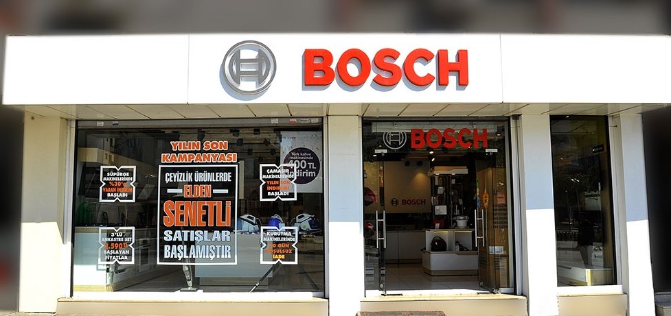 İşten çıkarmaların temel nedeni olarak ekonomik zorluklar ve enflasyon gösterilirken, Almanya'da bu yıl en az 450 kişinin doğrudan etkileneceği ifade edildi. Bosch'un son haftalarda 500'den fazla işçiyi daha işten çıkardığı bildirildi.BSH'nin dünya çapında yapmayı planladığı istihdam kesintisinin binlerce kişiyi etkilemesi bekleniyor. Bu durum, ekonomik krizin iş gücü piyasasındaki yıkıcı etkilerini bir kez daha gözler önüne seriyor.