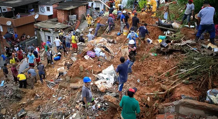 Şiddetli yağışlar, Rio de Janeiro eyaletinde sel ve toprak kaymalarına sebep olarak birçok can ve mal kaybına neden oldu. Eyalet yetkilileri, özellikle Barra do Pirai bölgesinde bir evin toprak kayması sonucu içinde 8 aylık bir bebeğin de bulunduğu bir aileden 4 kişinin hayatını kaybettiğini bildirdi.