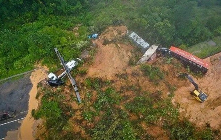Brezilya'nın Rio de Janeiro eyaletinde yaşanan sel ve heyelan felaketi, önemli bir can kaybına ve maddi zarara yol açtı. Yetkililer, benzer afetlerin yaşanmaması için önlemlerin artırılması gerektiğini vurguluyor.