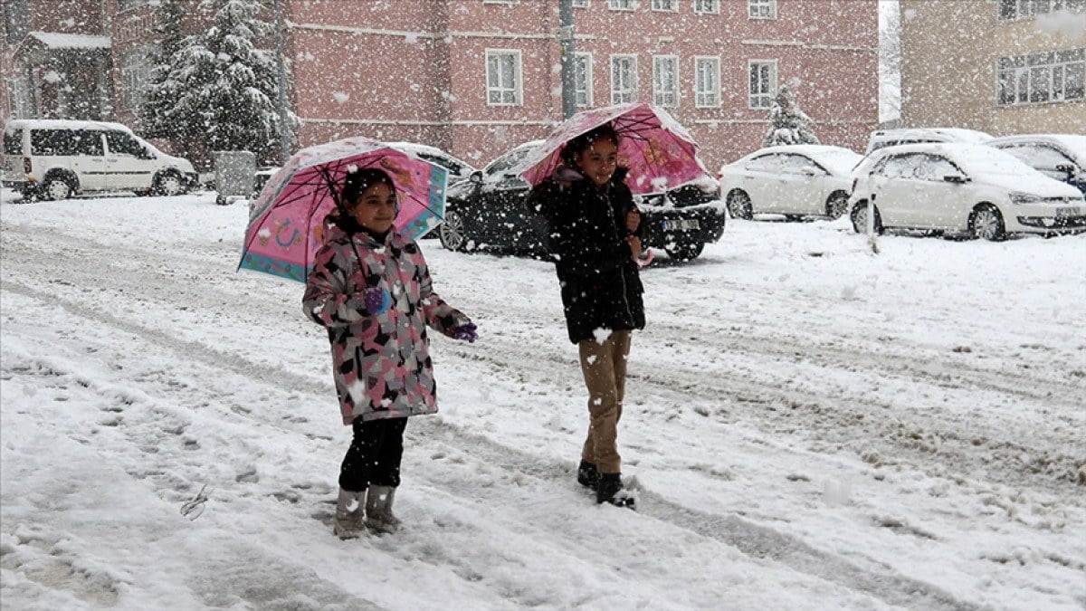Orta ve Doğu Karadeniz'de parçalı bulutlu havanın yanı sıra yer yer çok bulutlu geçişler görülecek. Bölgenin iç kesimlerinde gece ve sabah saatlerinde sis ve yer yer pus, buzlanma ve don olaylarına dikkat çekiliyor.
