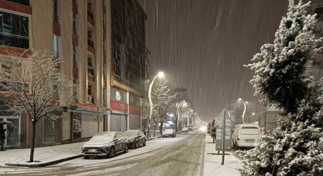 Bahar havasının iyice hissedildiği günlerin ardından, hava sıcaklıklarının aniden düşeceği bir döneme giriyoruz. Mevsim normallerinin üzerinde seyreden sıcaklıklar, gece saatlerinde beklenen kar yağışıyla birlikte hissedilir derecede düşecek. Bu durum, özellikle gece dışarı çıkacak olan vatandaşların dikkat etmesi gereken bir durum.
