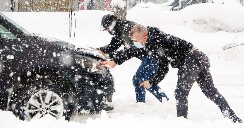 Doğu Karadeniz'in iç kesimleri ile Doğu Anadolu'nun kuzey ve doğusunda çığ tehlikesi bulunuyor. Gece ve sabah saatlerinde iç kesimlerde sis ve yer yer pus bekleniyor.