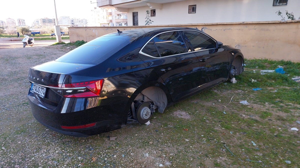 Gaziantep'te Lüks Otomobilin Lastik Ve Jantları Çalındı (3)