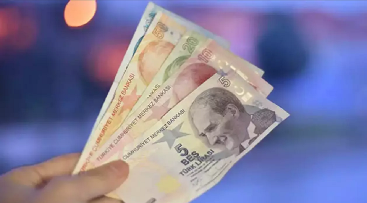 En düşük emekli maaşı, 10 bin TL olarak belirlendi. Ayrıca, emekli maaşlarına ek zam yapılması kararı da alındı.