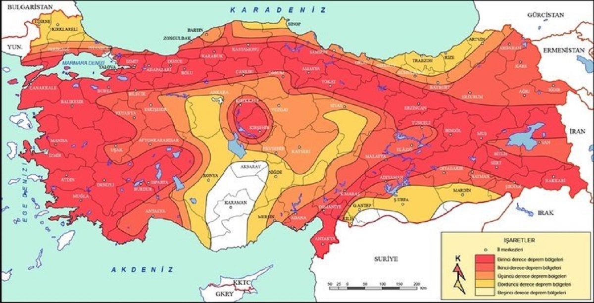 Bu fay hatları, deprem oluşturabilme özelliğine sahip olan ve aktif olarak hareket eden faylar olarak tanımlanıyor. İzmir, bu özelliğiyle bir ‘fay şehri’ olarak nitelendiriliyor.
