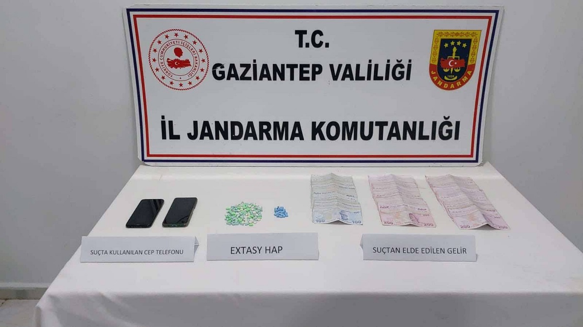 Uyuşturucu ve kaçakçılık operasyonları sırasında yapılan aramalarda, 2 ton 382 kg kaçak tütün, 42 bin 464 paket kaçak sigara, 178 bin 368 adet makaron, 913 kg kaçak çay, 481 gr esrar, 448 gr metamfetamine el konuldu.