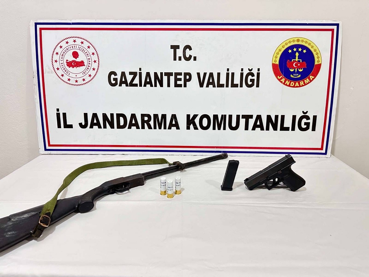 504 adet uyuşturucu hap, 89 adet uyuşturucu kullanma aparatı, 2 bin 79 adet tarihi sikke, 196 adet akıllı cep telefonu, 15 adet sim kart, 35 adet ruhsatsız av tüfeği, 21 adet ruhsatsız tabanca, bin 198 adet silah mühimmatı ele geçirildi.