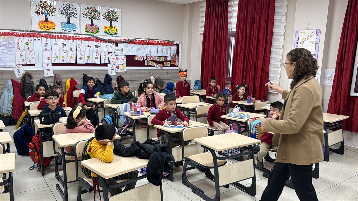 Kahramanmaraş'ta 987 okulda 295 bin öğrenci ders başı yaptı.

İl Milli Eğitim Müdürü Yusuf Yıldırım, TOKİ Duran Karabuğaş Anadolu Lisesi'nde sınıfları gezerek öğrencilerle sohbet etti.