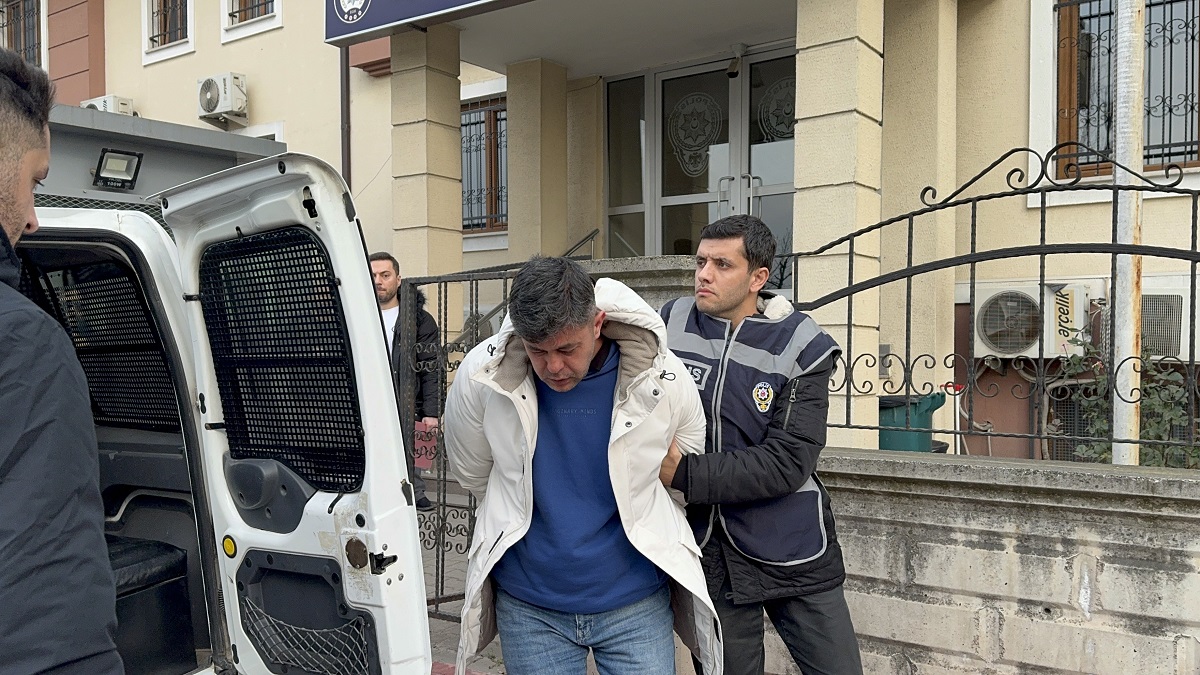 Sakarya’da “Dilber’in sonu” şeklinde yorumlanan bu olay, sabah saatlerinde Serdivan ilçesine bağlı Kemalpaşa Mahallesi’nde gerçekleşti. Ümit D., dansçılığı bırakmasını talep ettiği sevgilisi Sevda Timur’dan olumsuz yanıt alınca, eğlence mekanında silahla saldırıda bulunarak cinayeti işlemiş oldu.
