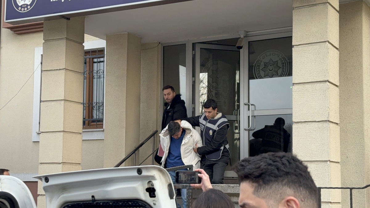 Ümit D., emniyetteki işlemlerinin tamamlanmasının ardından adliyeye sevk edildi. Şüpheli, ifadesinde alkollü olduğunu belirtirken, olayın tüm detayları adli süreçte ortaya çıkacak. Timur’un cenazesi ise otopsi için morga kaldırıldı.

Bu olay, eğlence sektöründeki ilişkilerin ne kadar tehlikeli sonuçlara yol açabileceğini bir kez daha gözler önüne serdi. Cinayetin detayları adli süreçte belirlenecek.