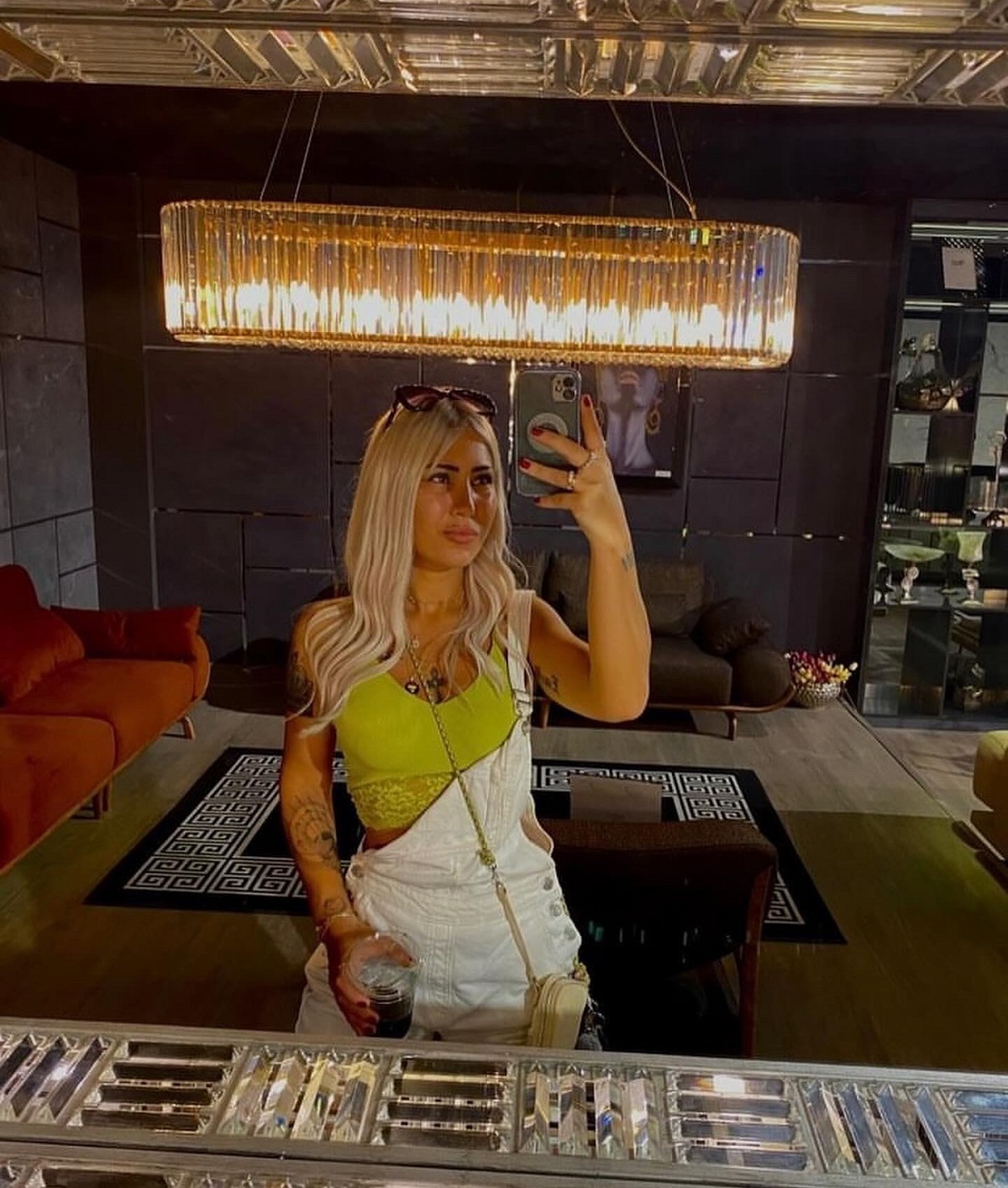 Ümit D., olayın ardından polise teslim oldu ve ifadesinde, “Dansçılığı bırakmasını istemiştim. Ancak o bu teklifimi reddetti. Olay sırasında alkollüydü ve ağır konuştu” dedi. Cinayetin gerçekleştiği yerde inceleme yapan polis ekipleri, Sevda Timur’un cansız bedenini buldu. Sevda Timur’un daha önceki evliliğinden bir çocuğunun olduğu öğrenildi.