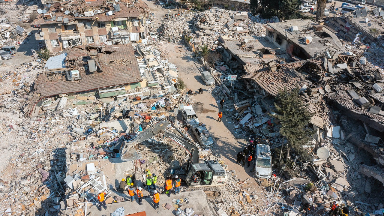 Adıyaman'daki 904 okulda 11 bin 117 öğretmen ile 160 bin 609 öğrenci 6 bin 779 derslikte ders başı yaptı.

Şehit Taha Uluçay İlkokulu'nda okuyan öğrenciler, tören sonrasında dersliklerine geçti.