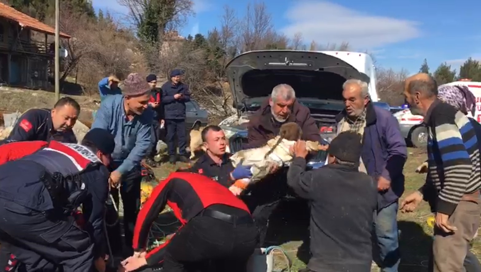 Olay, bugün saat 13.30 civarında Dutalan köyü Sığındı mevkiinde meydana geldi. 3 yaşındaki Rabia Ş., oyun oynadığı sırada sondaj kuyusuna düştü.