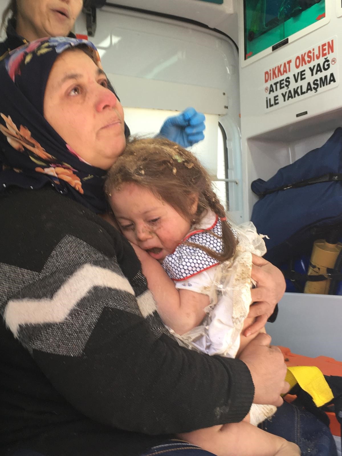Rabia’yı kuyudan çıkaran itfaiye eri Safa Damar, kurtarma çalışmasının ardından gözyaşlarına boğuldu. Olayla ilgili inceleme başlatıldı.

(İHA)