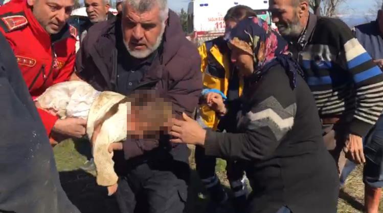 Yaklaşık 4 metre derinliğindeki kuyuya düşen Rabia, bir itfaiye eri tarafından halatla ayaklarından bağlanarak kurtarıldı. Küçük kız, kuyudan çıkarıldıktan sonra olay yerinde bekleyen 112 Acil Sağlık ekiplerine teslim edildi.