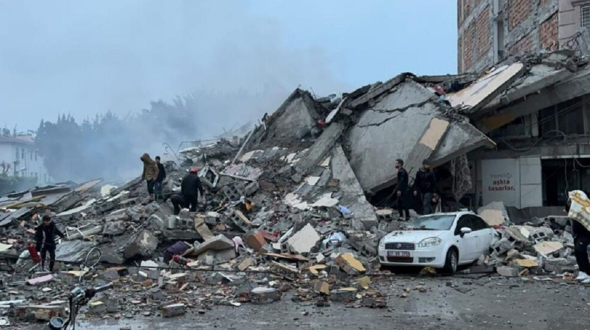 Başkanlık, sosyal medya hesabından yaptığı paylaşımda, Türkiye ve çevresindeki depremlerin, AFAD Deprem Dairesi Başkanlığı tarafından haftanın her günü, günün her saati izlendiğini belirtti.