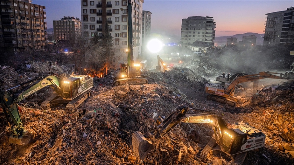 Bu deprem, Gaziantep’in Şehitkamil ilçesindeki Ayşe-Mehmet Polat Sitesi’nde büyük bir yıkıma yol açtı ve 6 bloktan 4’ü tamamen çöktü.
(İHA)